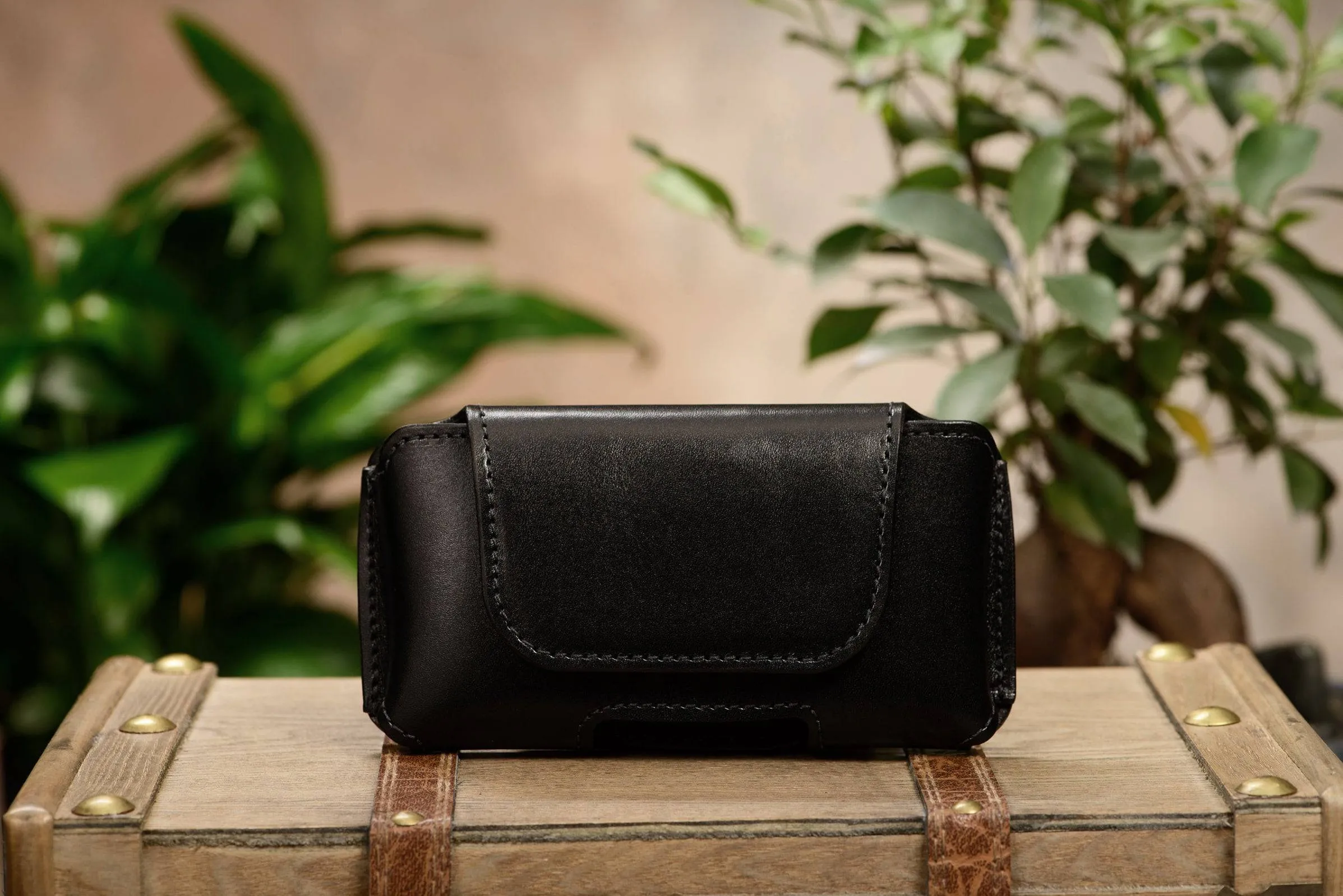 Black Deluxe Leather Horizontal Cellphone Holster Case