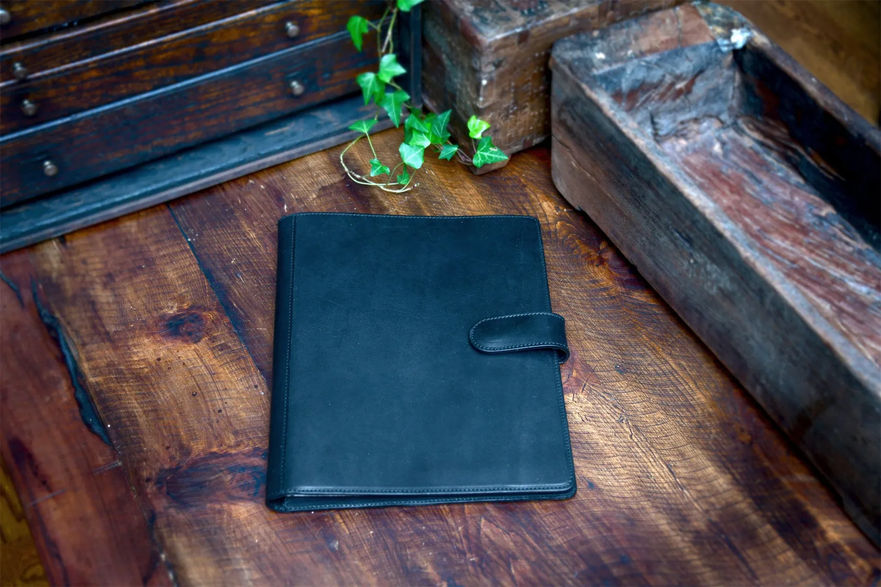 Handmade Leather Magnetic Closure Padfolio - Onyx Black