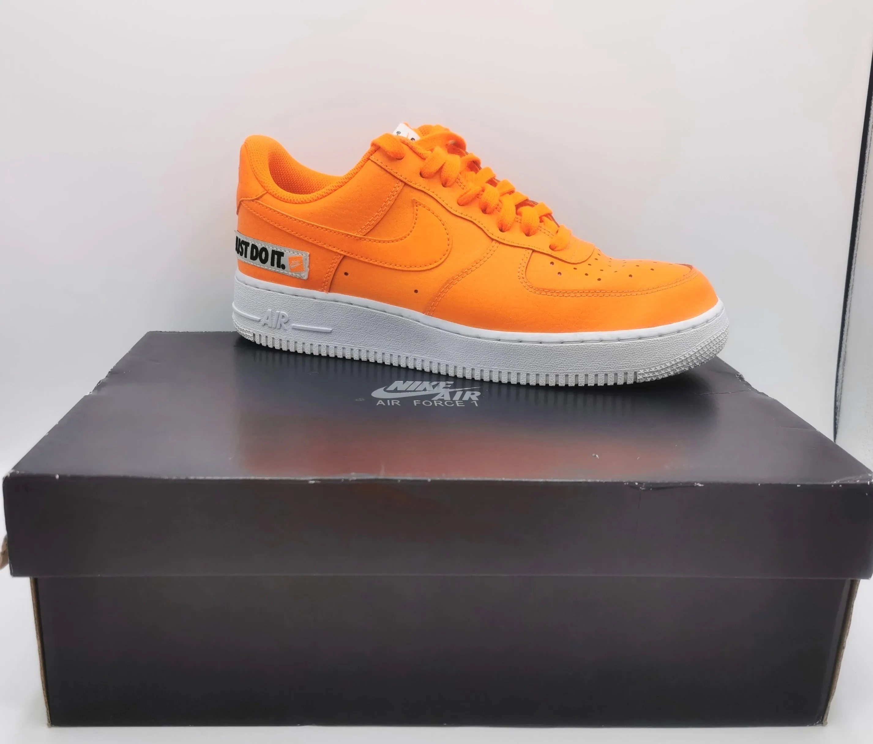 MEN'S SIZE 9 US - NIKE Air Force 1 Low 'Total Orange' EUC B60