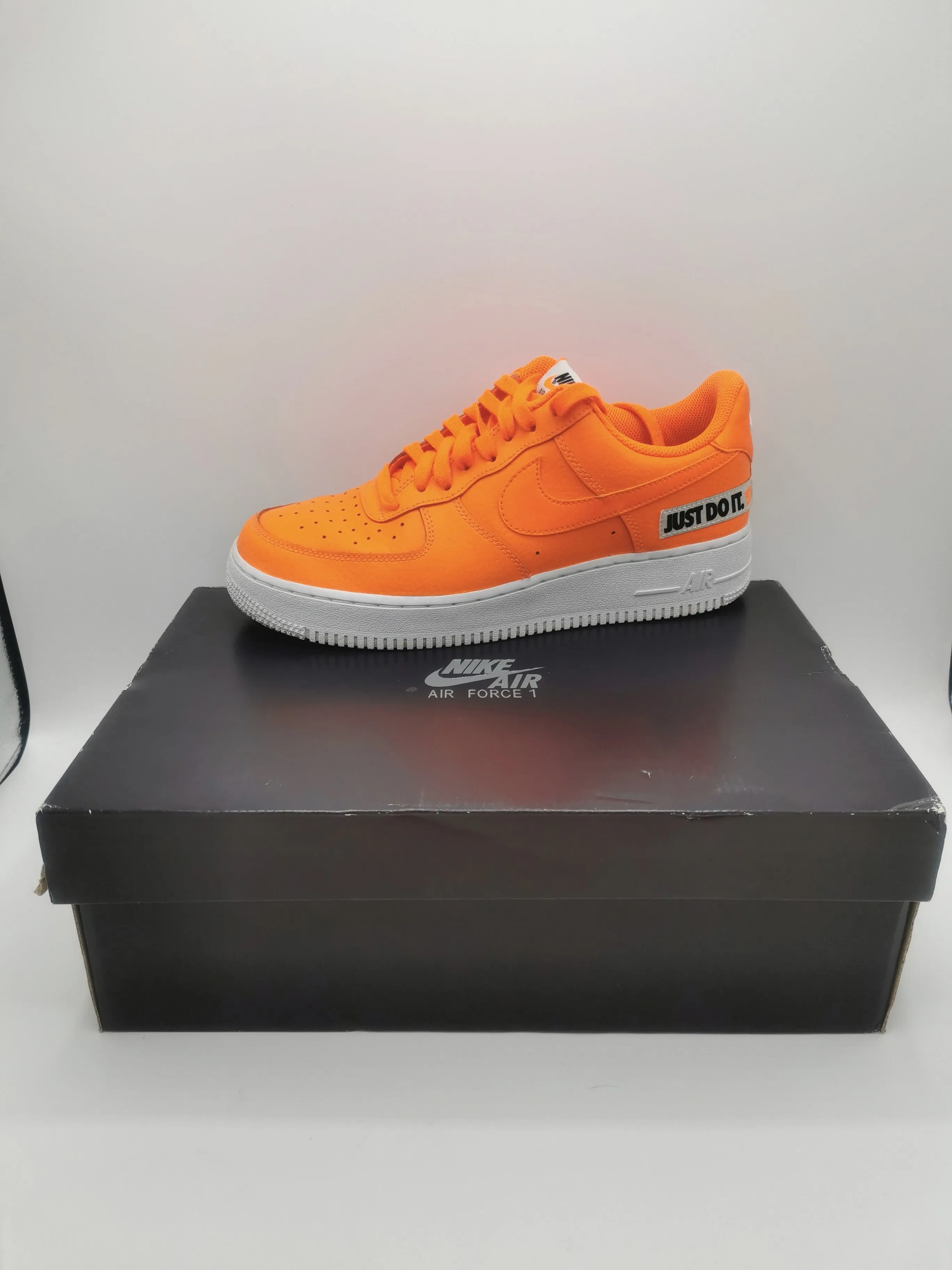 MEN'S SIZE 9 US - NIKE Air Force 1 Low 'Total Orange' EUC B60