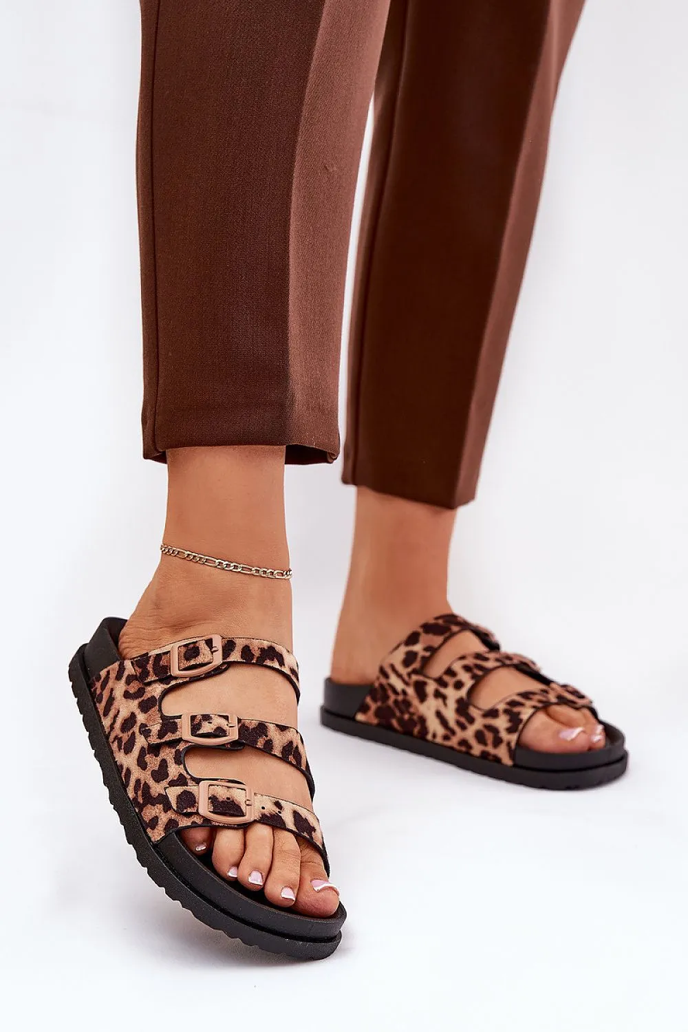 Women's slippers made of eco suede