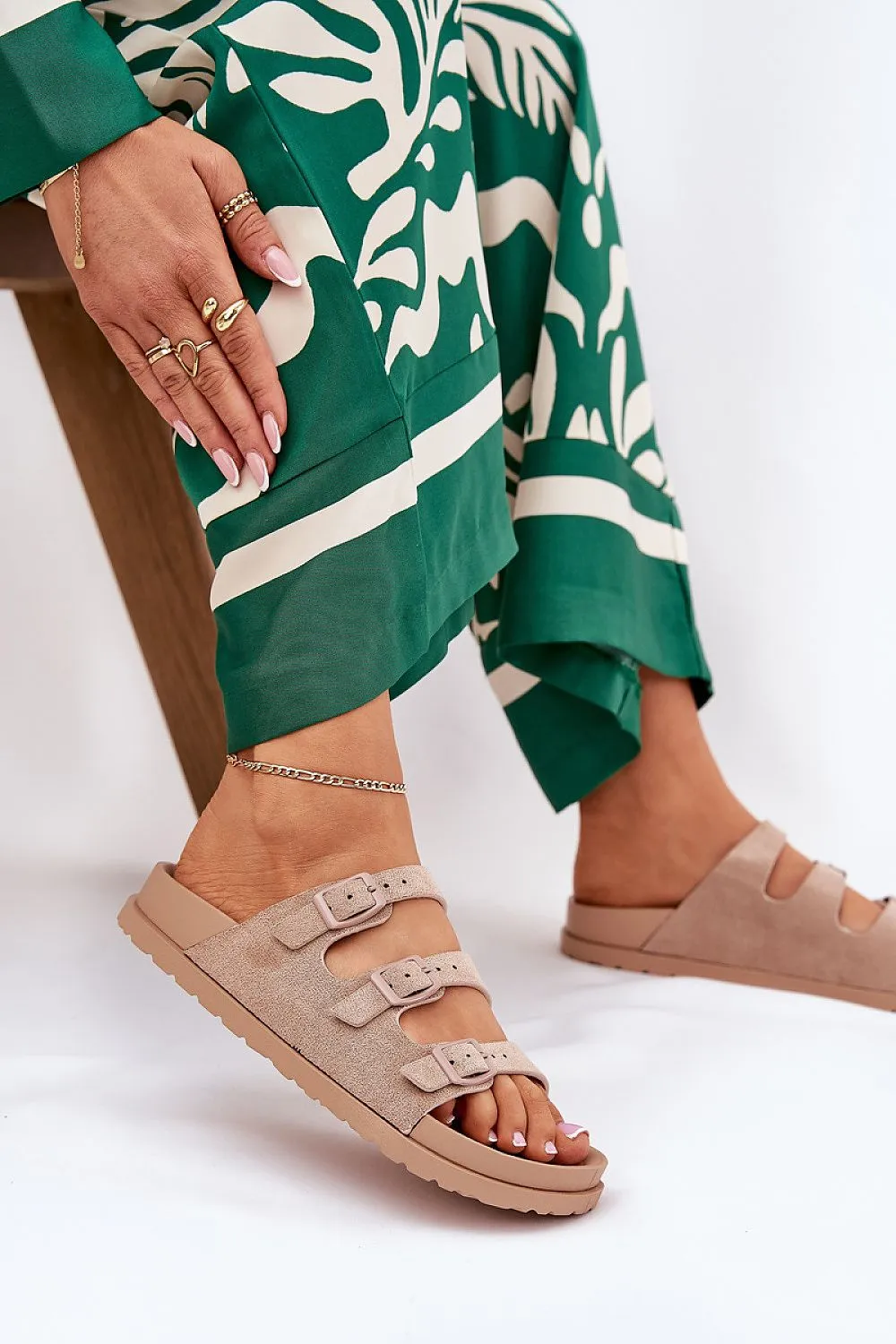 Women's slippers made of eco suede